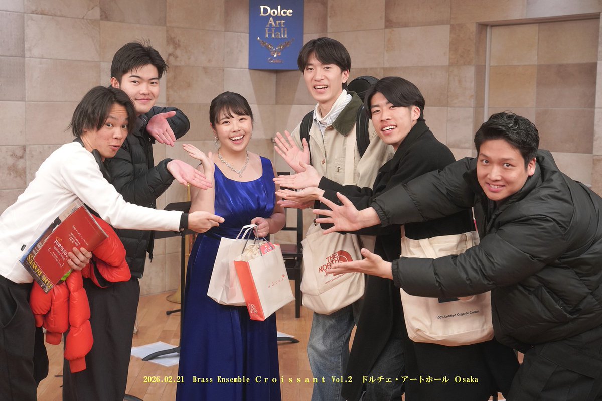 dorian2828's tweet photo. 記念撮影も一部どうぞ
まずはお淑やか編
クロワッサンのＣマークですね ( ^)o(^ )
5/3 島之内教会で公演を開催する Ｓｕｎａｖｅ Ｔｒｉｏ メンバーと合同で
ぼん部屋の仲間たちに祝福される風歌さん https://t.co/vRPH3uEolo