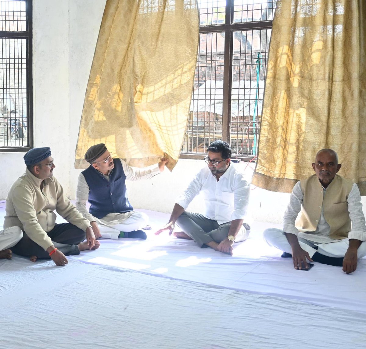danishazadbjp's tweet photo. #लखनऊ 
आज जनपद उन्नाव मे भाजपा नेता श्री प्रशांत राठौर जी की माता जी के निधनोंपरांत उनके आवास पहुंच कर शोक संवेदना व्यक्त की। https://t.co/RCkLUxYmgz