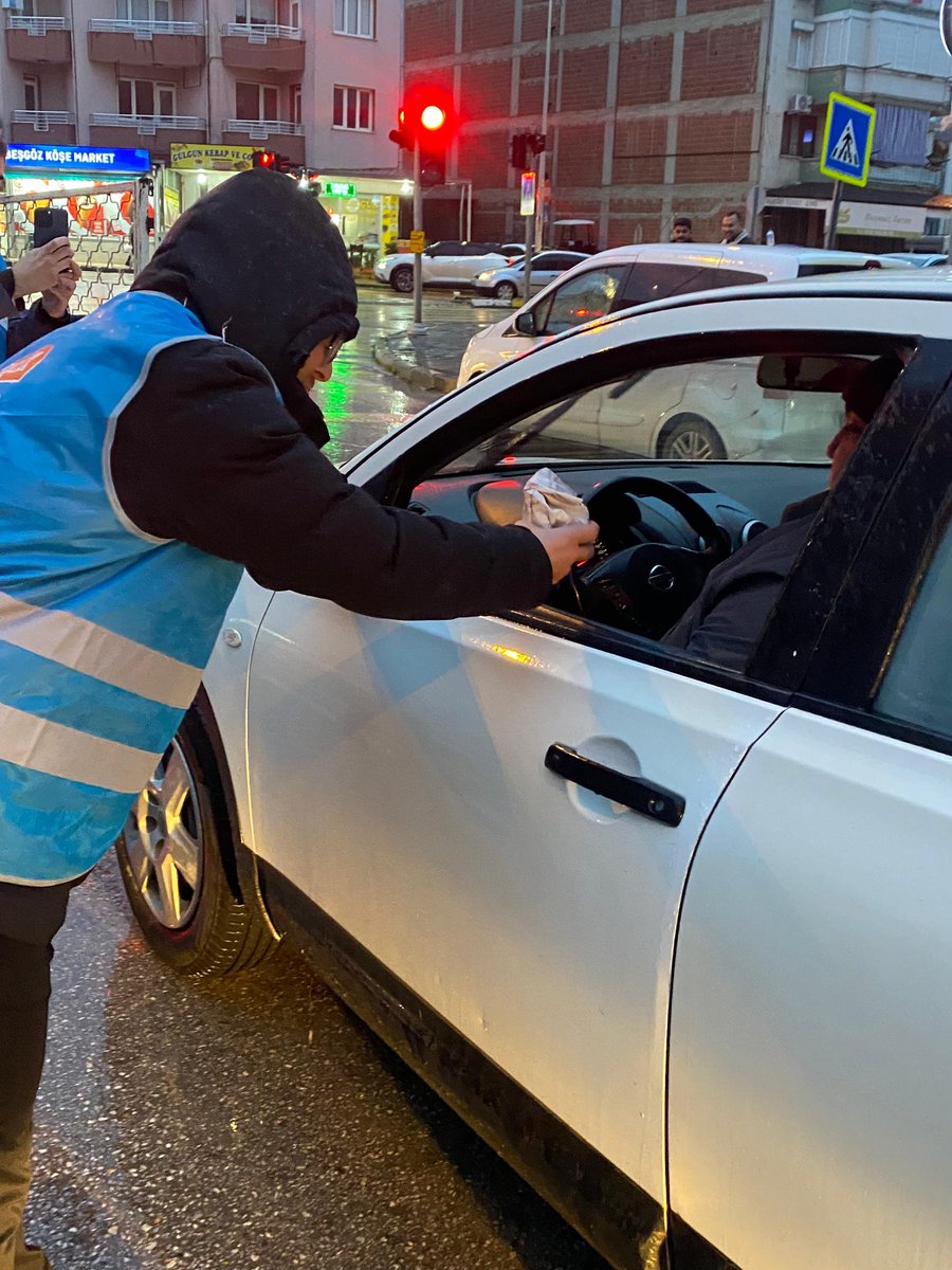 📍 Ödemiş

İftara 5️⃣ kala…

Ezan öncesi yollarda olan hemşehrilerimize iftariyeliklerimizi ulaştırdık.
Ramazan’ın bereketini birlikte yaşadık.