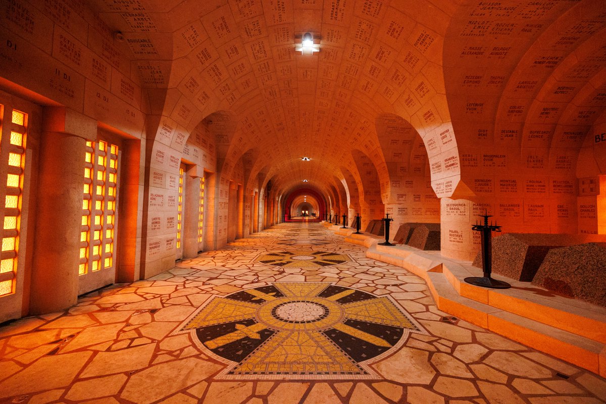 Il y a 110 ans, plus d’un million et demi de Français sont passés à #Verdun, dans l'une des plus illustres et effroyables batailles de France. 

Ils nous offrent une leçon: le courage consiste à demeurer vigilants lorsque d’autres préfèrent regarder ailleurs, à combattre sans