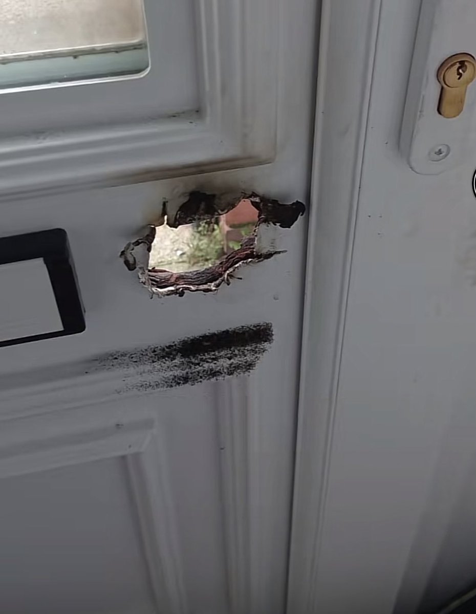 WARNING TO PEOPLE WHO LIVE IN #HULL 🚨

Thieves are burning holes in doors to steal keys that isn’t just house keys that is car keys… The thieves stole the guys car.

POLICE ARE AWARE 🚨
