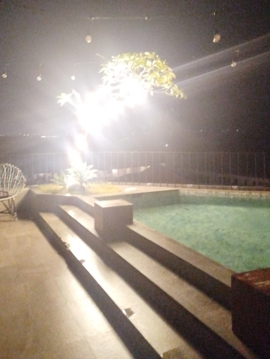 yaelah nyebat sambil galau di rooftop aja pake segala keujanan anjir