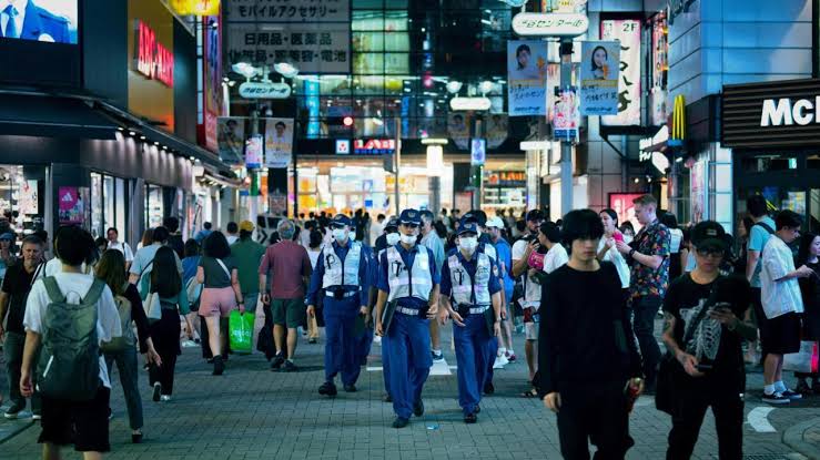 hackervnzl's tweet image. 🚨🇯🇵Japón comenzará a implementar un nuevo sistema de recompensas para denunciar a inmigrantes ilegales a partir del nuevo año fiscal.

 El programa, que comenzará en la prefectura de Ibaraki, otorgará 50.000 yenes por cada inmigrante ilegal detenido con éxito por las