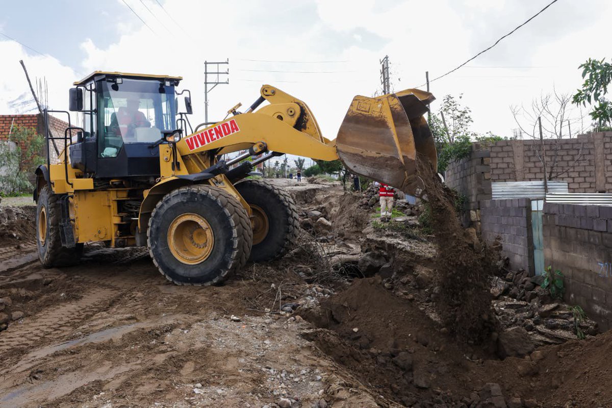 viviendaperu's tweet image. #NotaDePrensa | 🚨 ¡Continúan las intervenciones ante emergencia en #Arequipa!

✅ El Ministerio de #Vivienda continúa con los trabajos en el distrito de Cayma, donde se supervisan las acciones que ejecuta el sector, orientadas al retiro de escombros y al restablecimiento de la
