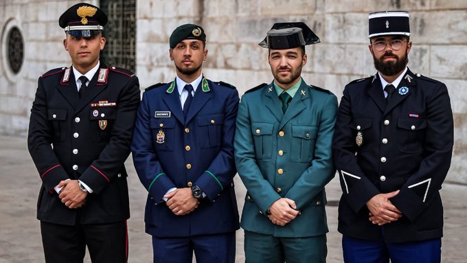 Gendarmerie's tweet image. #Coopération 🇪🇺 La formation des élèves-gendarmes dépasse les frontières 😎
Chaque année, des élèves-gendarmes partent se former dans différents pays européens. La France 🇫🇷 accueille aussi des élèves venus d’Espagne, d’Italie et du Portugal 🤝