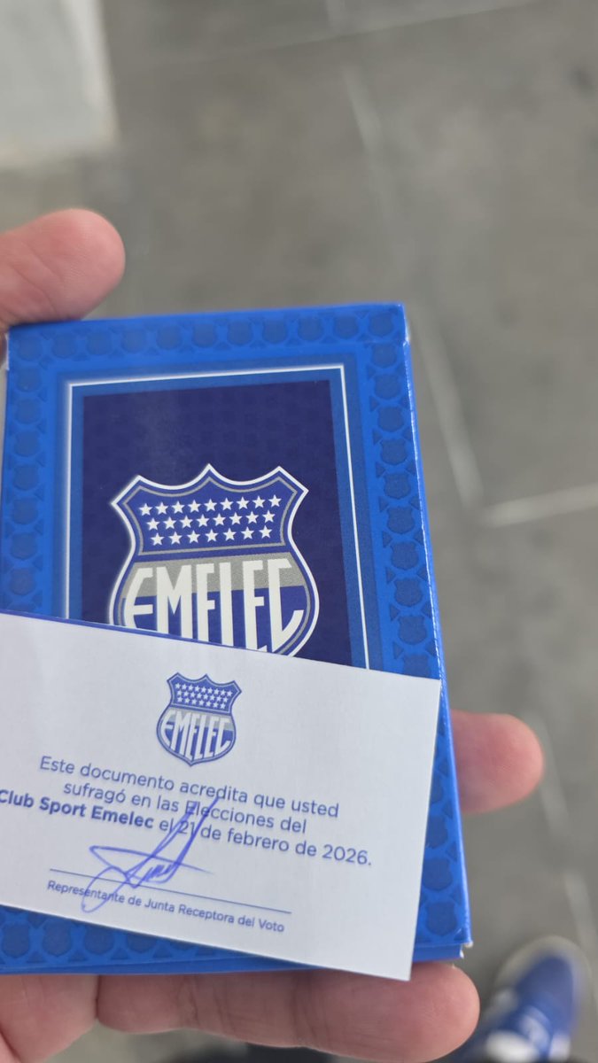 Maykillo's tweet photo. Muy feliz por el resurgir del @CSEmelec nuestro representante de #LBDC ejerció su voto en Pro del Bombillo. Desde cualquier rincón del mundo te apoyamos querido equipo ⚡ @VolvamosAserCSE @cristhian_noboa @JDJimenezV #NUNCABAJAMOSLABANDERA 💙 https://t.co/bBsCJBdwaK