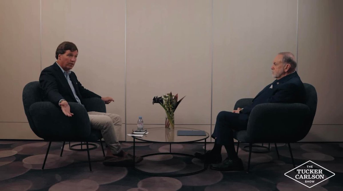 شاهدت للتو المقابلة التاريخية التي أجراها تاكر كارلسون مع مايك هوكابي، السفير الصهيوني الأمريكي في الكيان. السفير المذكور هو من طلب المقابلة، وهذا أغبى قرار اتخذه في حياته. ذلك أنه أراد أن يدافع من خلالها عن الكيان، فأغرقه في وحل سيظل عالقا به إلى أجيال. والحقيقة لو أن شخصا تابع