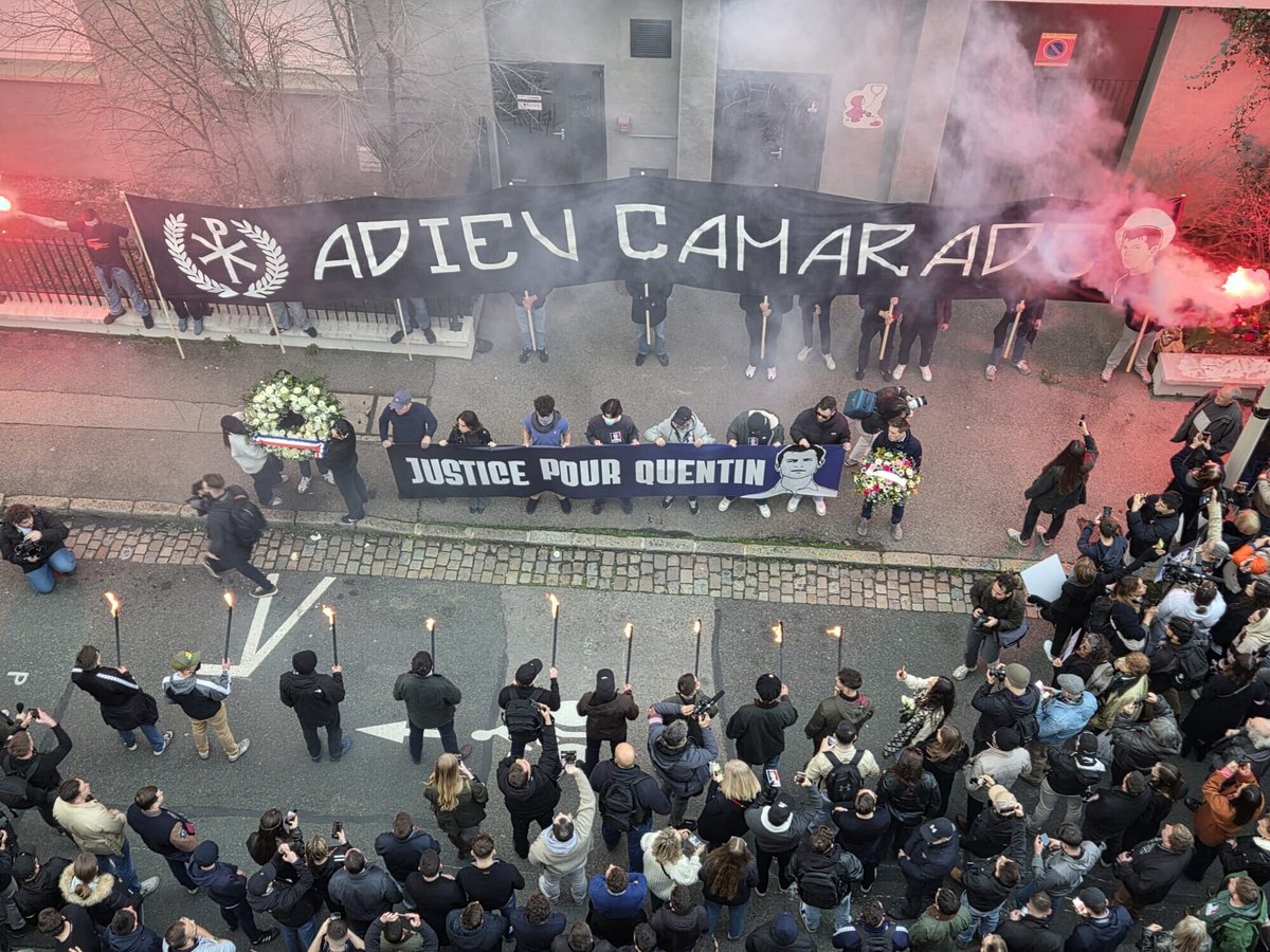 🔵"Adieu Camarade" 

Des flambeaux sont allumés pour honorer Quentin et demander justice ! 

#JusticePourQuentin