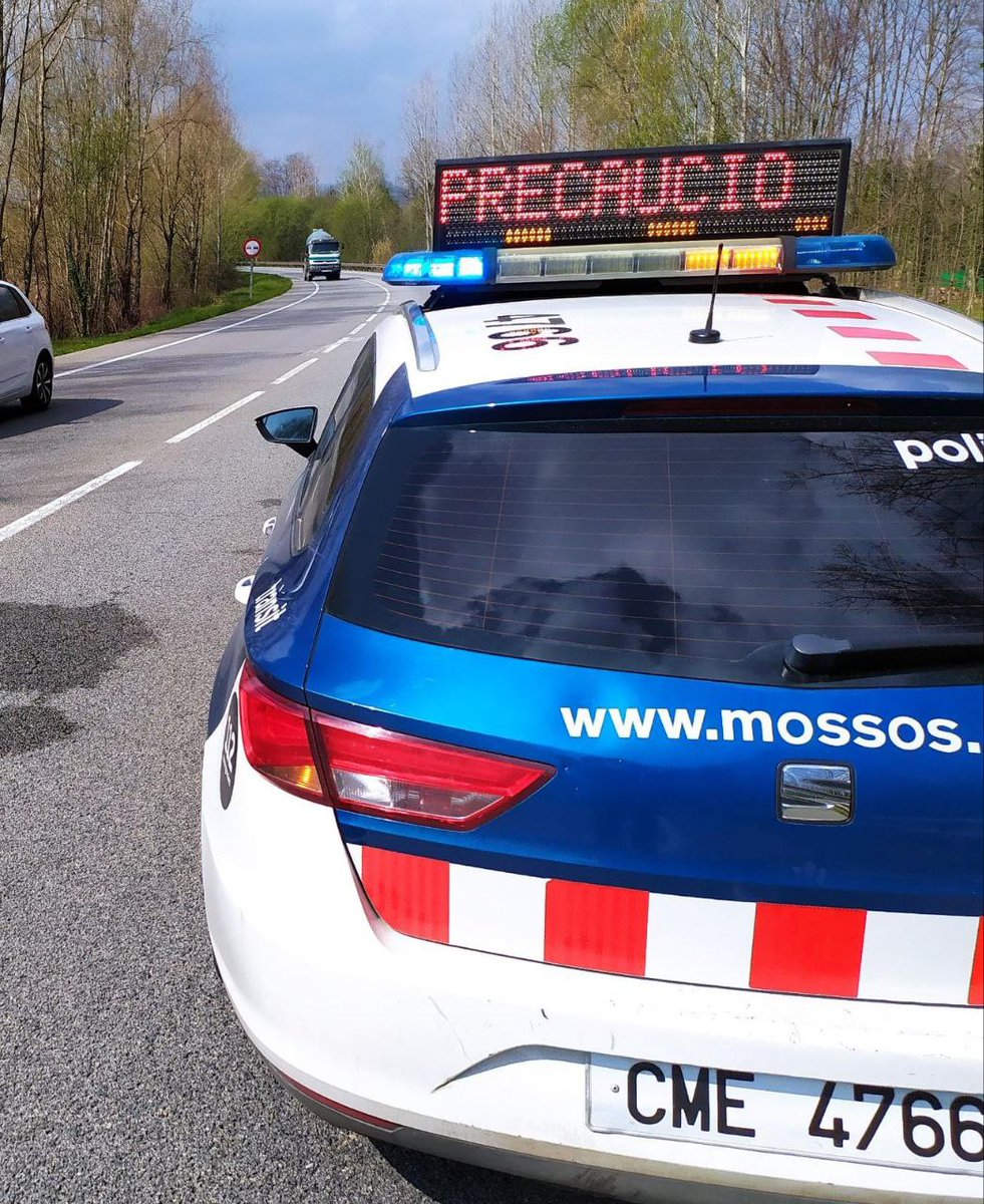 mossos's tweet photo. En les darreres hores s’han registrat 4 sinistres viaris mortals, 3 amb motoristes com a víctimes.
Demanem màxima prudència al volant i respecte a les normes de circulació.
@transit ha activat els panells informatius per reforçar el missatge de precaució. https://t.co/4DUBybTdTY