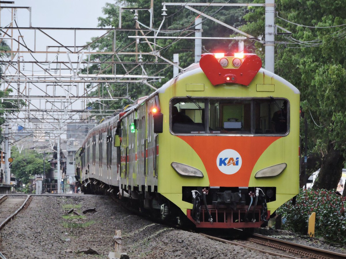 shandss12's tweet photo. KLB Kirim Rangkaian Railink

formasi: NR Djoko Tingkir (Depan) - Railink 6SF - NR Pikachu (S21) https://t.co/am4HwBvu7p