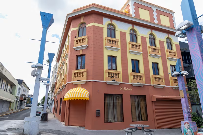 badbunnynetwork's tweet photo. El edificio “La Gabriela”, vinculado a Bad Bunny, fue adquirido en marzo de 2023 por 920,000 dólares y fue remozado a partir del pasado 22 de diciembre para celebrar un cumpleaños el 29 de ese mismo mes. Según el líder comunitario de Río Piedras, todavía no tienen claro cuál será el uso final del edificio. 🇵🇷🏛️