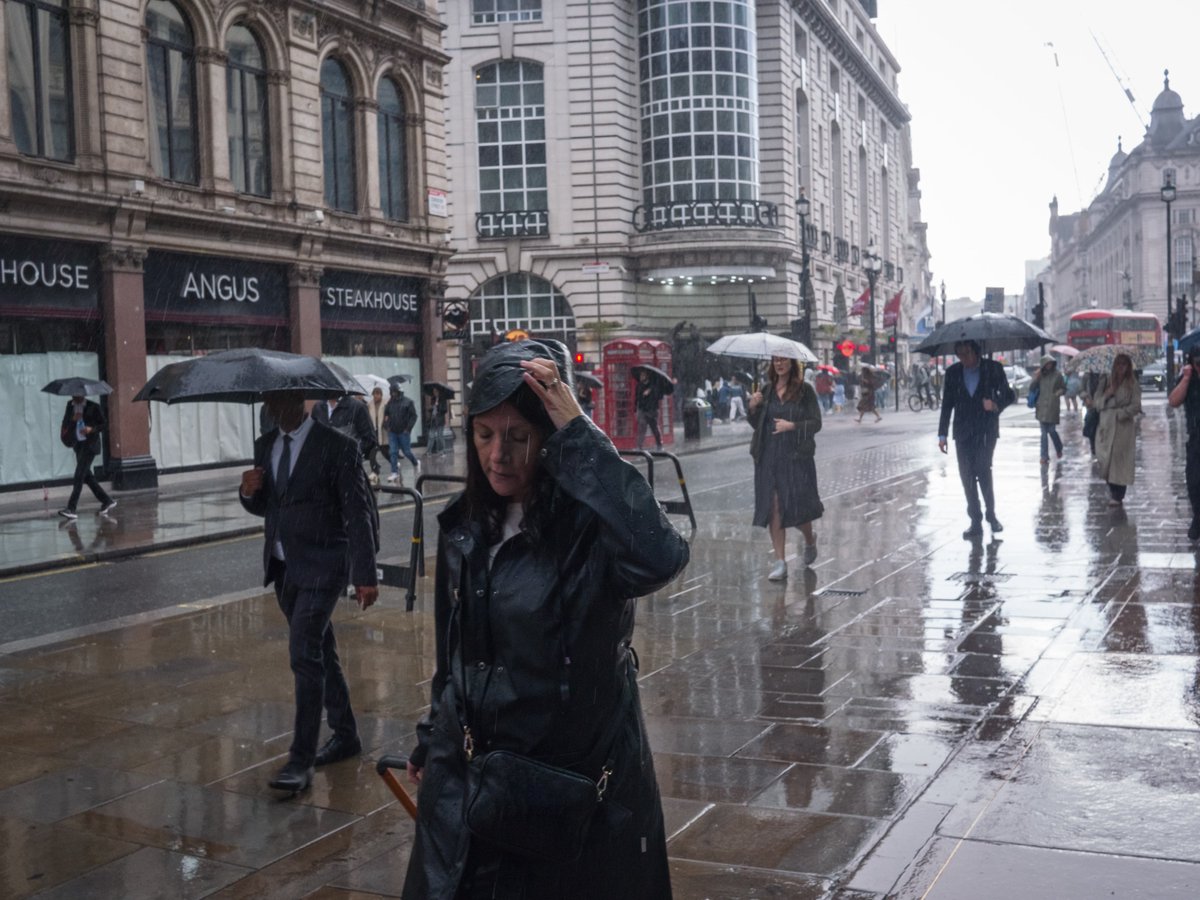 CreativeWisdom_'s tweet image. Rainy day - Piccadilly Circus, London #streetphotography #rain #piccadilly #London #PhotographyIsArt