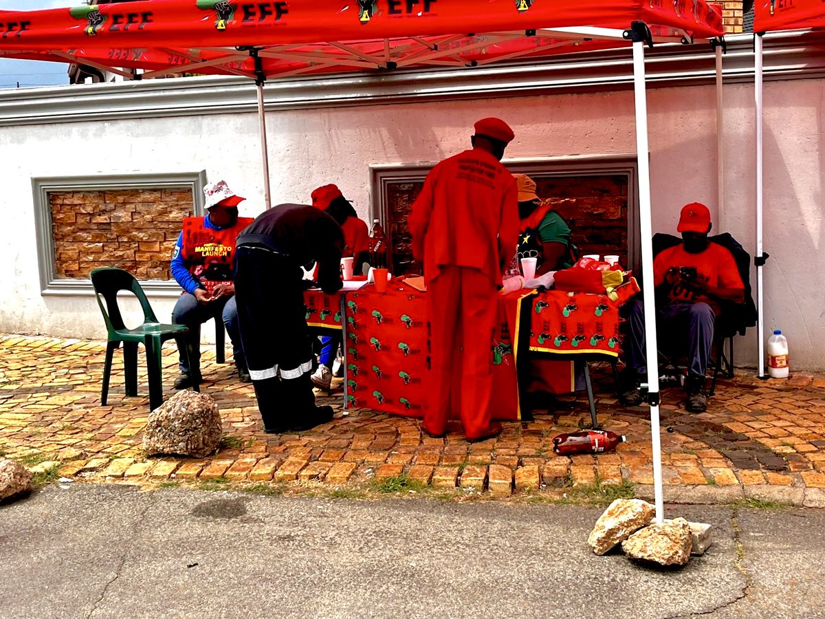Mogale_eff's tweet photo. ♦️In Pictures♦️

Mogale Subregional Chairperson, Judas Makgopa, and Treasurer, Mathildah Huma, led a successful Andres Tatane cleaning program at Sandile Primary School, Ward 10, together with other SRCT members. https://t.co/ZZMJYpaTUR