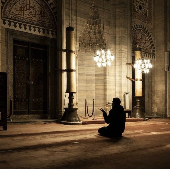 "لَنا رَبٌّ إذا ضاقَت عَلَينا
نَلوذُ بِهِ فَيَسمَعُ مالَدَينا

وَيُذهِبُ ما جَثا مِن كُلِّ حُزنٍ 
وَيُجزِلُ بِالعَطاءِ إذا أَتَينا 

تَبارَكَ رَبُّنا كَم جادَ فَضلًا 
 وَكَم بَعدَ الدُّعا فَرَجًا رَأَينا"

#مرافئ_الياسمين