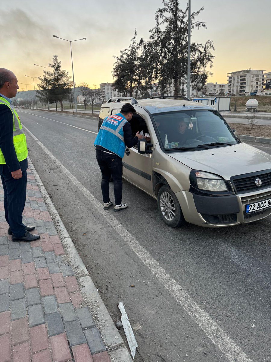 ⏰İftara 5 Kala 

Beşiri Gençlik Kolları Başkanımız 
Ali Tüzün ve ilçe teşkilatımızla birlikte iftar saatinde sahadaydık.

İftara yetişemeyen vatandaşlarımıza, yolda kumanya dağıtarak  iftar heyecanlarına ortak olduk.

#HayırlıRamazanlar 
<a href="/SansiHuseyin/">Hüseyin Şansi</a> 
<a href="/fnasiroglu/">Ferhat NASIROĞLU</a> 
<a href="/hasanokay72/">Hasan okay</a>