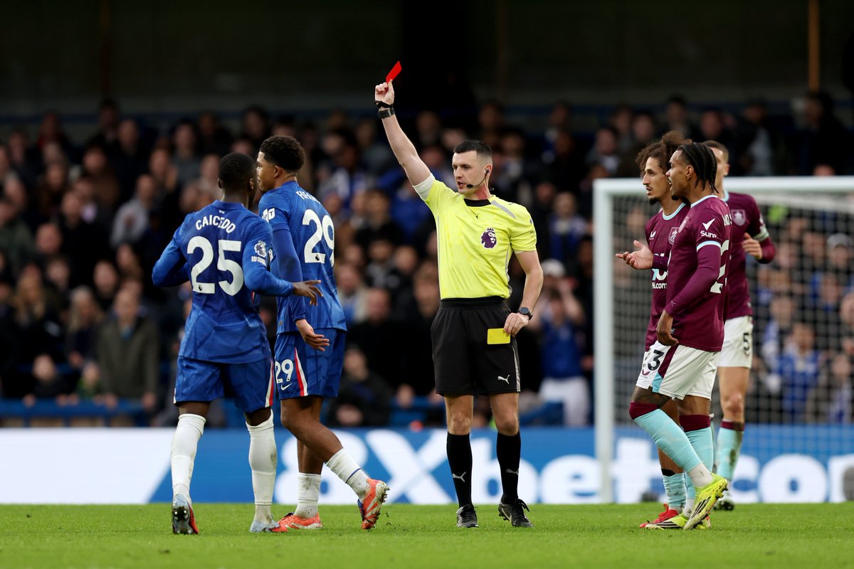 Chelsea have received more red cards (6) than any other side in the Premier League this season. 🟥