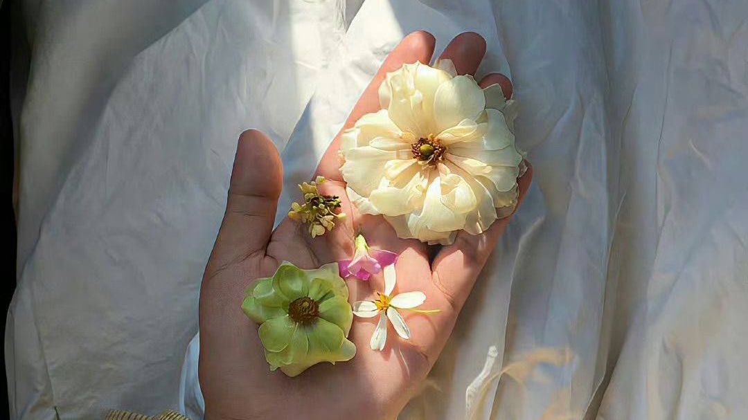 hands are full of blessings there’s no space left to carry grudges