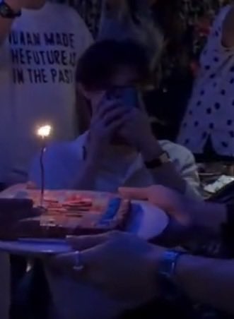 เอ็นดูท่าจับทรศนางอะใช้ทั้งสองมือเลย555555555555555555555 แล้วกล้องก็อยู่พอดีกับระดับสายตาด้วยนะ ตั้งใจถ่ายคลิปพี่วินเป่าเค้กลงสตอรี่แหนะ ถ้านี่ไม่ใช่เด็กที่น่าเอ็นดูที่สุดในโลกㅠㅠ น้องธีน่ารักเนอะ🥺🥺🥺💘💘💘💘