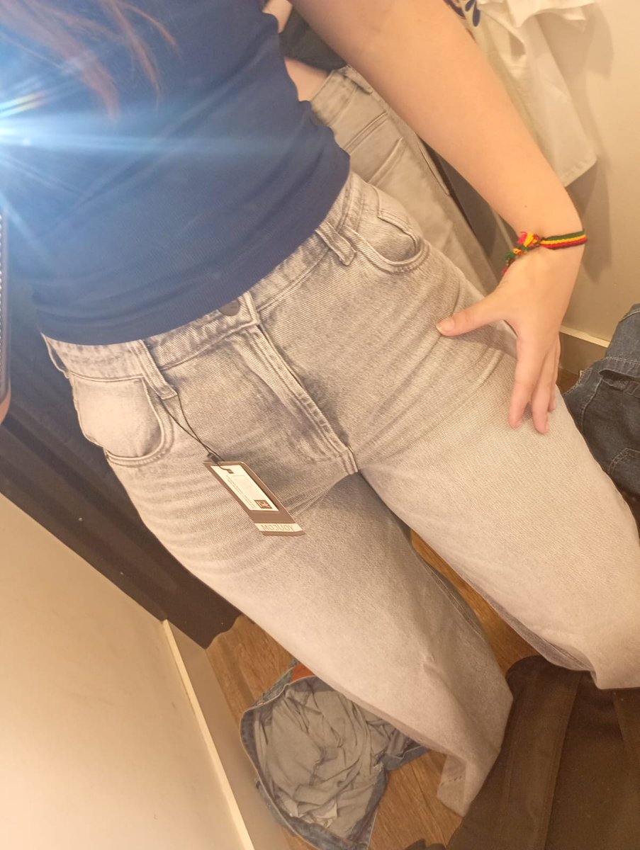 fluttersh666's tweet photo. gnt e essa minha calça q comprei na yc q é número 38! não sei se é o tecido, ou o próprio tamanho da loja pq fico certinho em mim, n sobrou e nem faltou 🤤 https://t.co/RZp8qQawnO