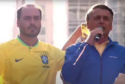 CarlosBolsonaro's tweet image. Sábado, 21/fev/26

Deixo a Papuda após uma longa e atenta conversa com o Presidente Jair Bolsonaro.
Nesta oportunidade, encontrei e apertei a mão do Nikolas Ferreira (MG) e do Sanderson (RS).

Meu pai, preso político, continua soluçando intensamente e, ontem, apresentou uma crise