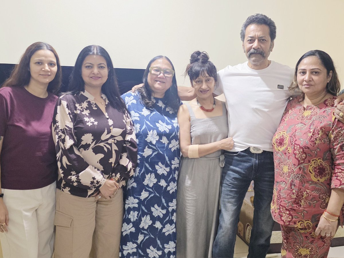 triptishakya's tweet photo. #मुंबई में दोस्तों के साथ एक सुन्दर शाम हमारी #Sunita दीदी के घर पे #DeeprajRana , #Natasha , #Kavita और #Babli के साथ
#frnds #dosti #dinner #party https://t.co/GOU3UCLydU