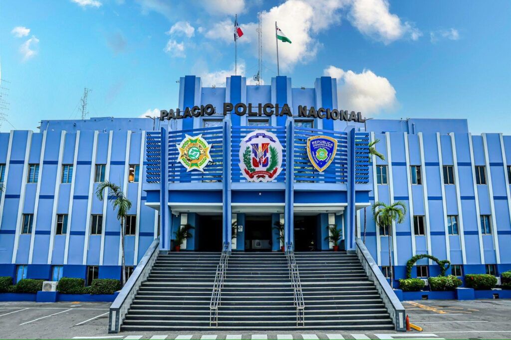 Policía identifica a presuntos autores del tiroteo que vincula a la artista urbana Masha listinusa.net/2026/02/21/pol…