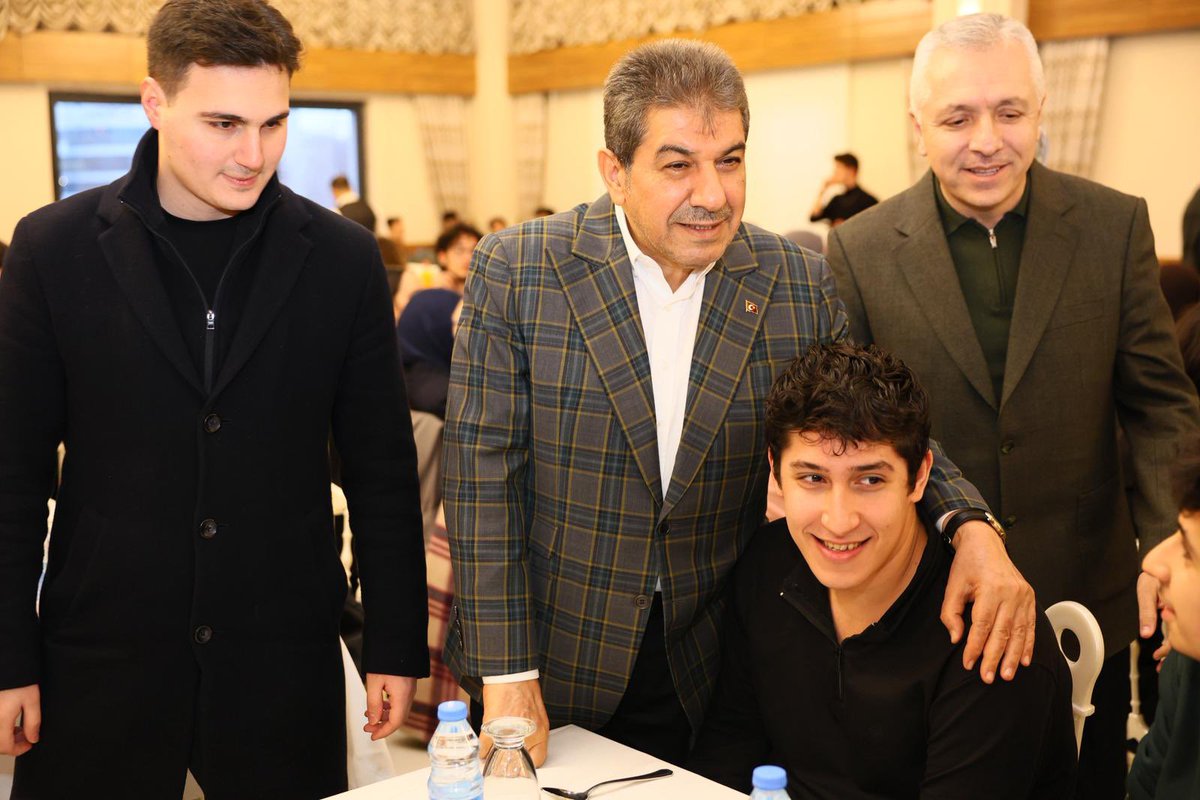 tevfikgoksu's tweet photo. Bugün Esenlerli genç kardeşlerimizle aynı sofradaydık.

Spor Spikerliği Akademisi’nden Yazılım ve Yapay Zekâ Atölyesi’ne, Sokak Ligi’nden Tayfa’ya kadar belediyemizin çalışmalarından faydalanan gençlerimizle Ramazan’ın bereketini paylaştık.

Bu güzel akşamda bizlerle olan tüm gençlerimize gönülden teşekkür ediyorum.