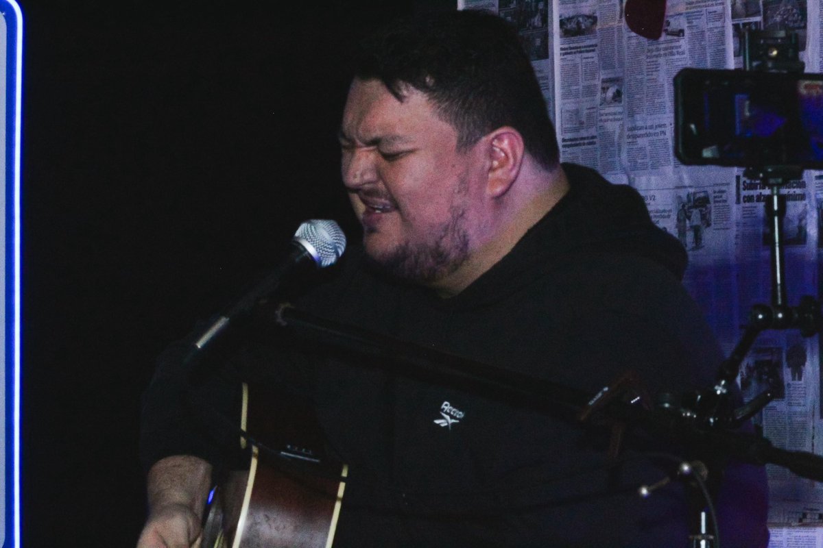 DonJulio7mx's tweet photo. Fuaaaaaaa, el show de ayer fue una locuuuuuuuura! Hace tiempo que no sentía el calor de la gente tan cerca y tan bonitooooo<3 fantasma esta siendo increíble!💙 https://t.co/AsLNjMQnsg
