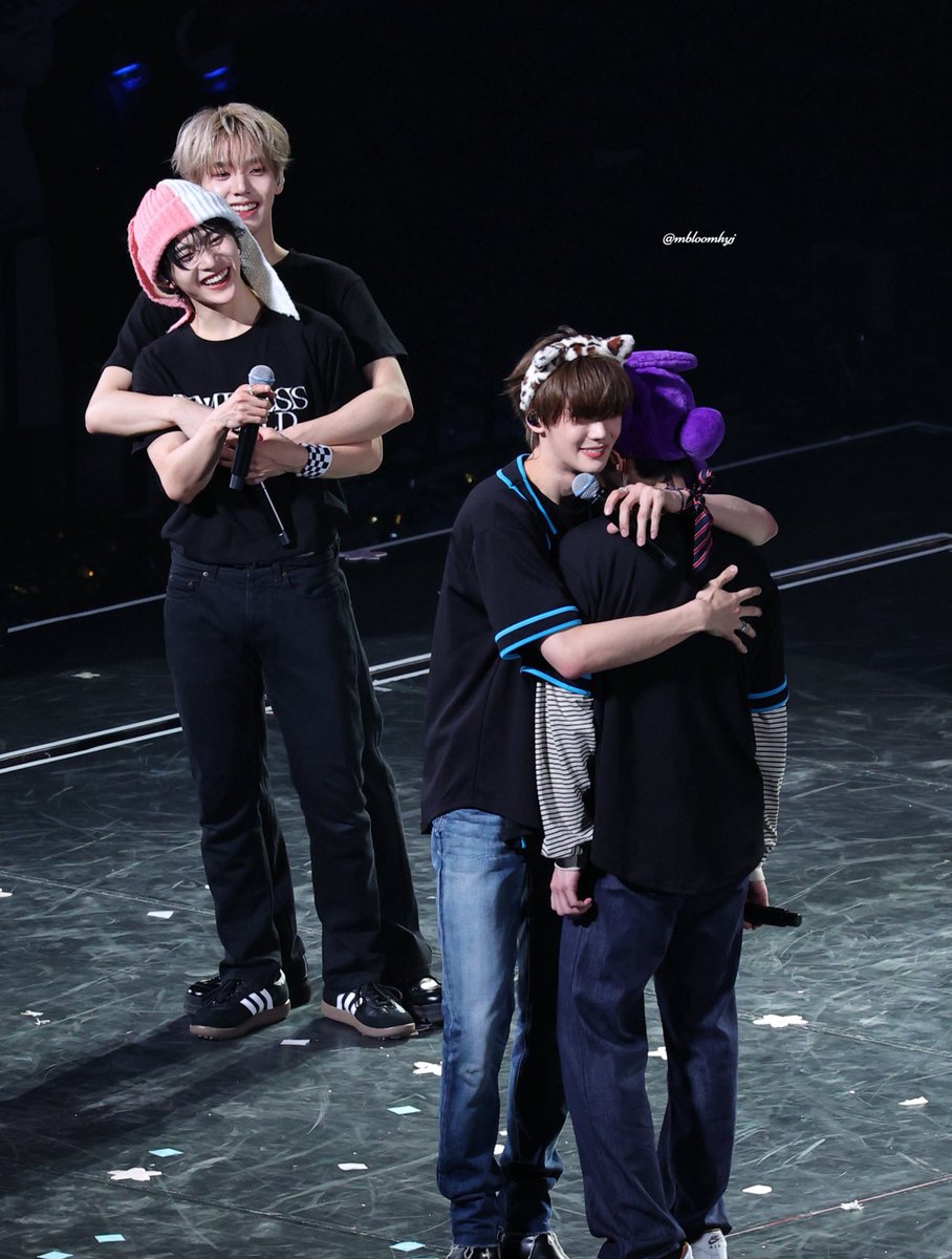 this pic of yujin and gyuvin hugging their tiny hyungs god pls end me now