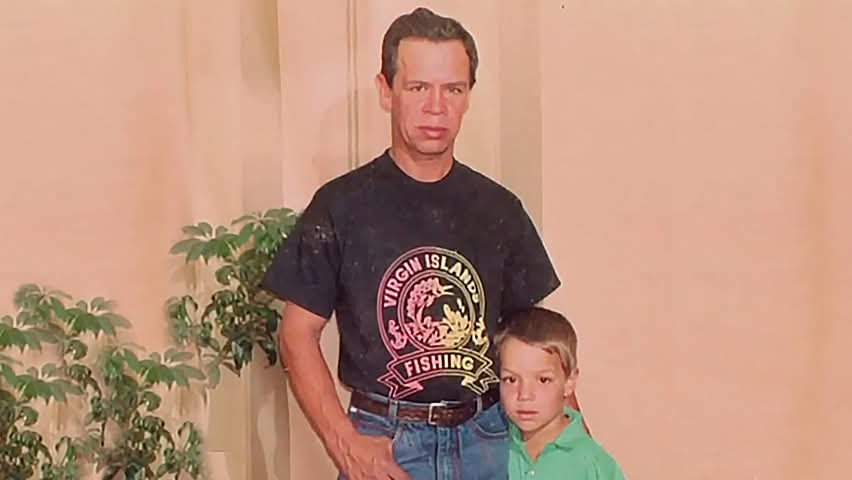 Así mataron los paracos al papá de Rigo Urán🇨🇴

Toda Colombia vio el 10 de noviembre del 2023 lo que sólo unos expertos sabían hasta ese momento y fue como los paramilitares asesinaron a don Rigoberto de Jesús Urán en las afueras de Urrao Antioquia. Esto se dio y se supo porque