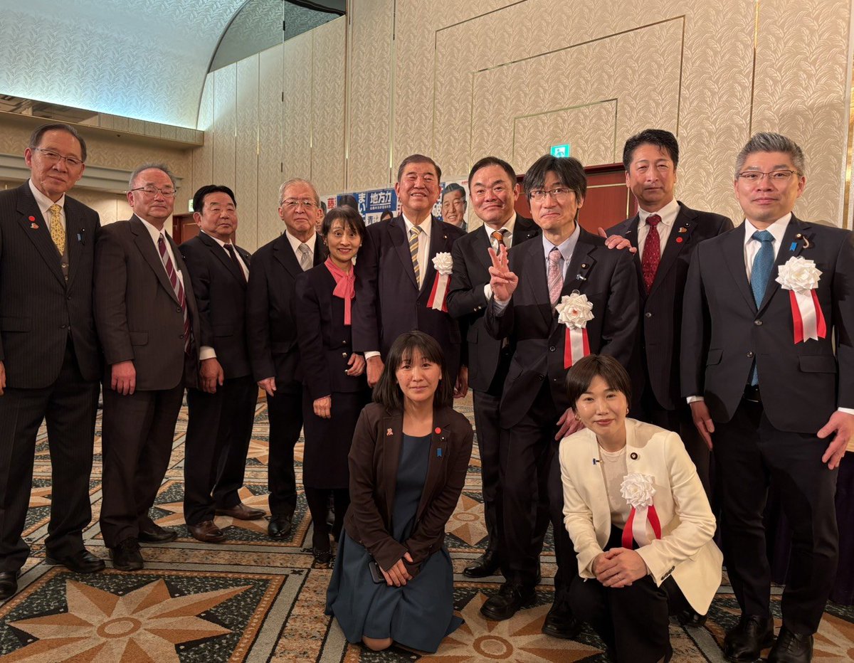 【2026年2月21日】令和８年新春の集いin鳥取市
鳥取県選出の国会議員と東部の県議会議員で集合写真。