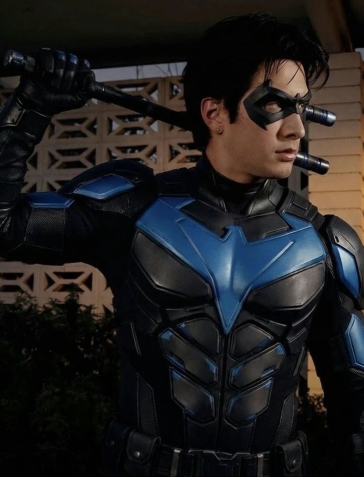 a mi me puede llegar a dar algo si lo veo con ese traje puesto