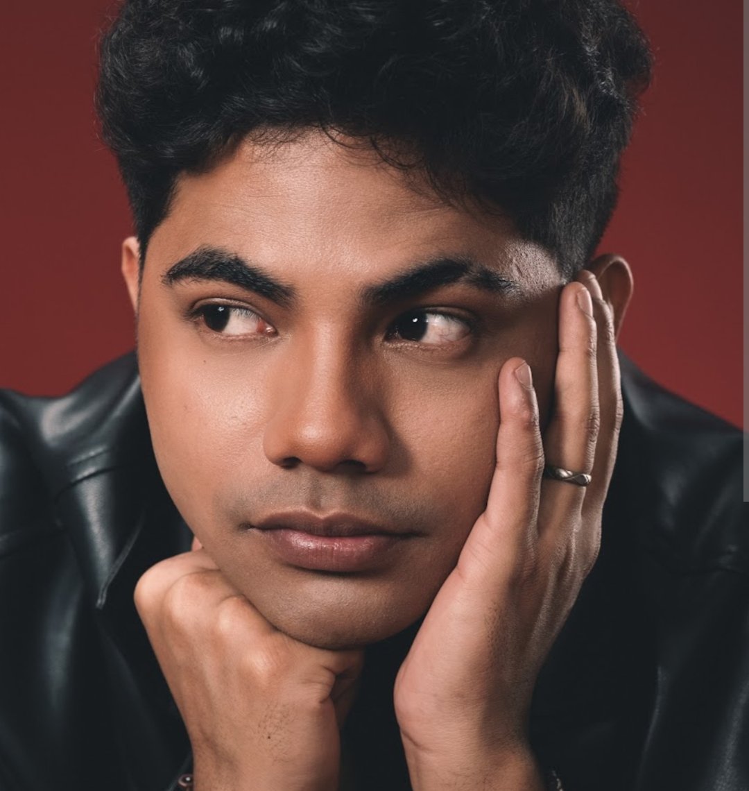 Berita ini lagi rame banget ya. Jebolan Indonesian Idol PK (23), yang lolos sampai Top 6 di Indonesian Idol 2025, sekarang resmi jadi tersangka kasus dugaan pemerkosaan sama polisi di Belu, NTT.

Korban adalah cewek SMA berumur 16 tahun (inisial AC atau ACT). Kejadiannya katanya