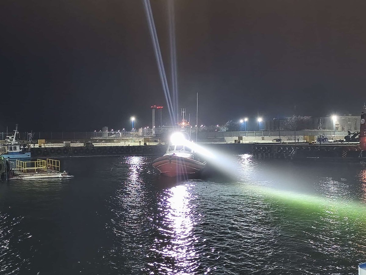 No to lecimy z liczbami dalej. O 17.46 CPR SZCz przekazało do MRCK informacje o dwóch kite surferach nie mogących wrócić na brzeg. Do akcji skierowano m/s Szkwał i BSR Kołobrzeg. Jest to 49 akcja ratownicza. Jest ciekawie bo na morzu panuje już ciemność. Akcja trwa ….