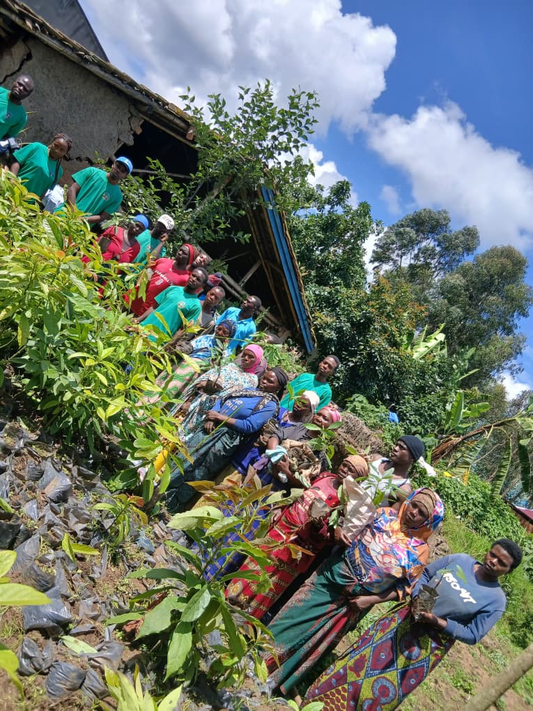 imanishimwe811's tweet photo. Planting trees today, secuhring tomorrow. 🌱
When a community comes together, the land smiles back. 💚

#AgriLife #YouthInAgriculture #GreenFuture https://t.co/6RmJmNFL7v
