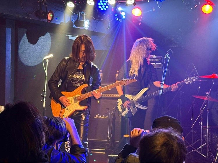 TomK_Bass's tweet photo. 昨日2/21は巣鴨獅子王にてワシらDEfLE-BiRDの今年初Liveでした🔥Hysteriaアルバム完全再現に初挑戦！思いの他ご好評頂けてやった甲斐がありました♪ご来場頂いた皆様、巣鴨獅子王スタッフの皆様、対バンの皆さん、主催バッチさん ありがとうございましたー😆
#バッチプレゼンツ #巣鴨CCO https://t.co/ezB58jpwIY