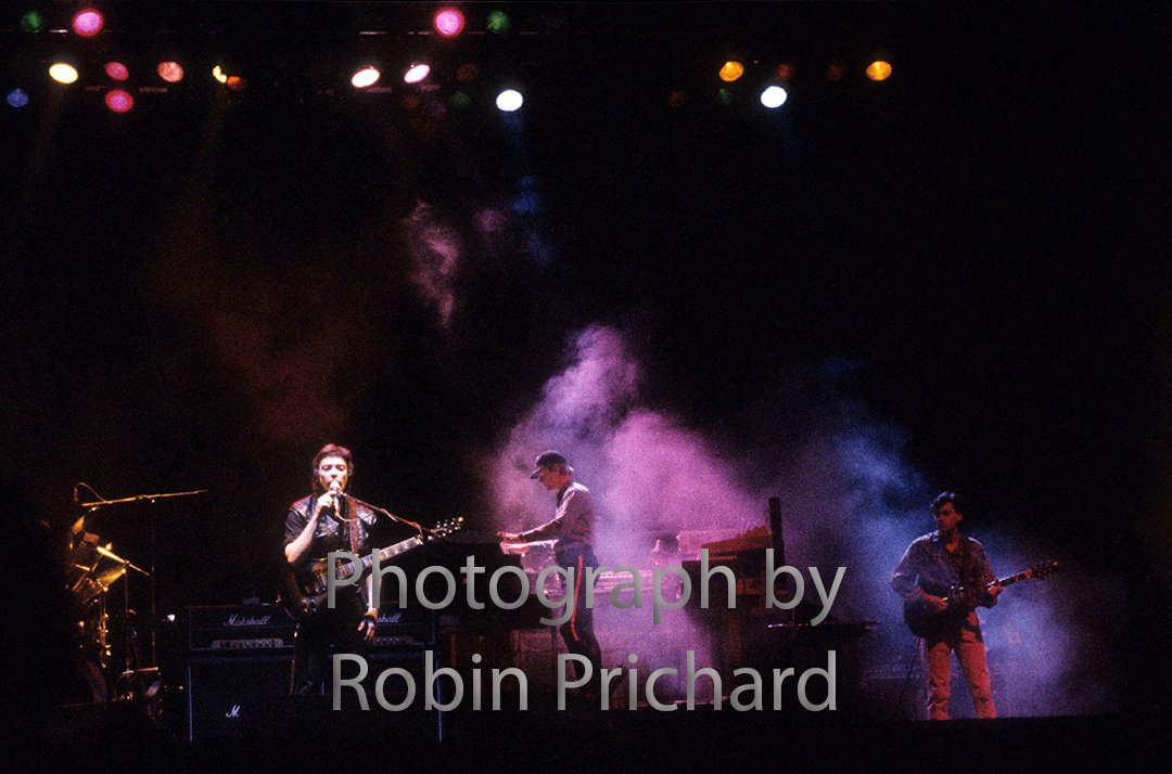 RobinTTL's tweet photo. Steve Hackett and band at Hammersmith Odeon 30th April 1983. #stevehackett #NickMagnus #johnhackett #hammersmithodeon #rockphotography #photography https://t.co/yPUvo7dYNL