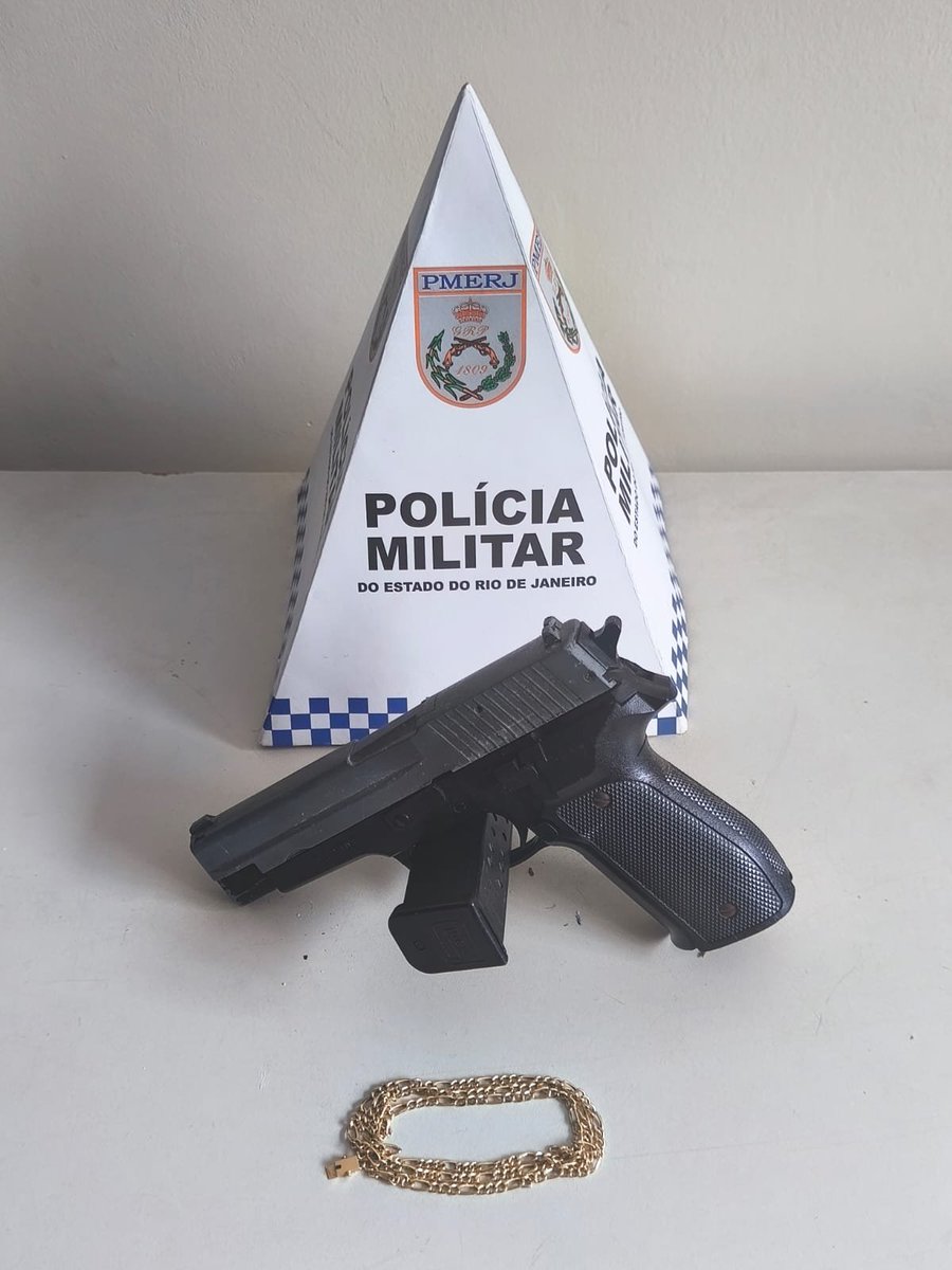 PMERJ's tweet photo. Equipes do #CPRv prenderam um criminoso após tentativa de roubo de veículo na RJ-100. O suspeito tentou fugir a pé, mas foi detido com um simulacro de pistola e um cordão roubado. Outro indivíduo fugiu em uma motocicleta. Ocorrência apresentada na 75ª DP. https://t.co/Gjrmj9qUW5