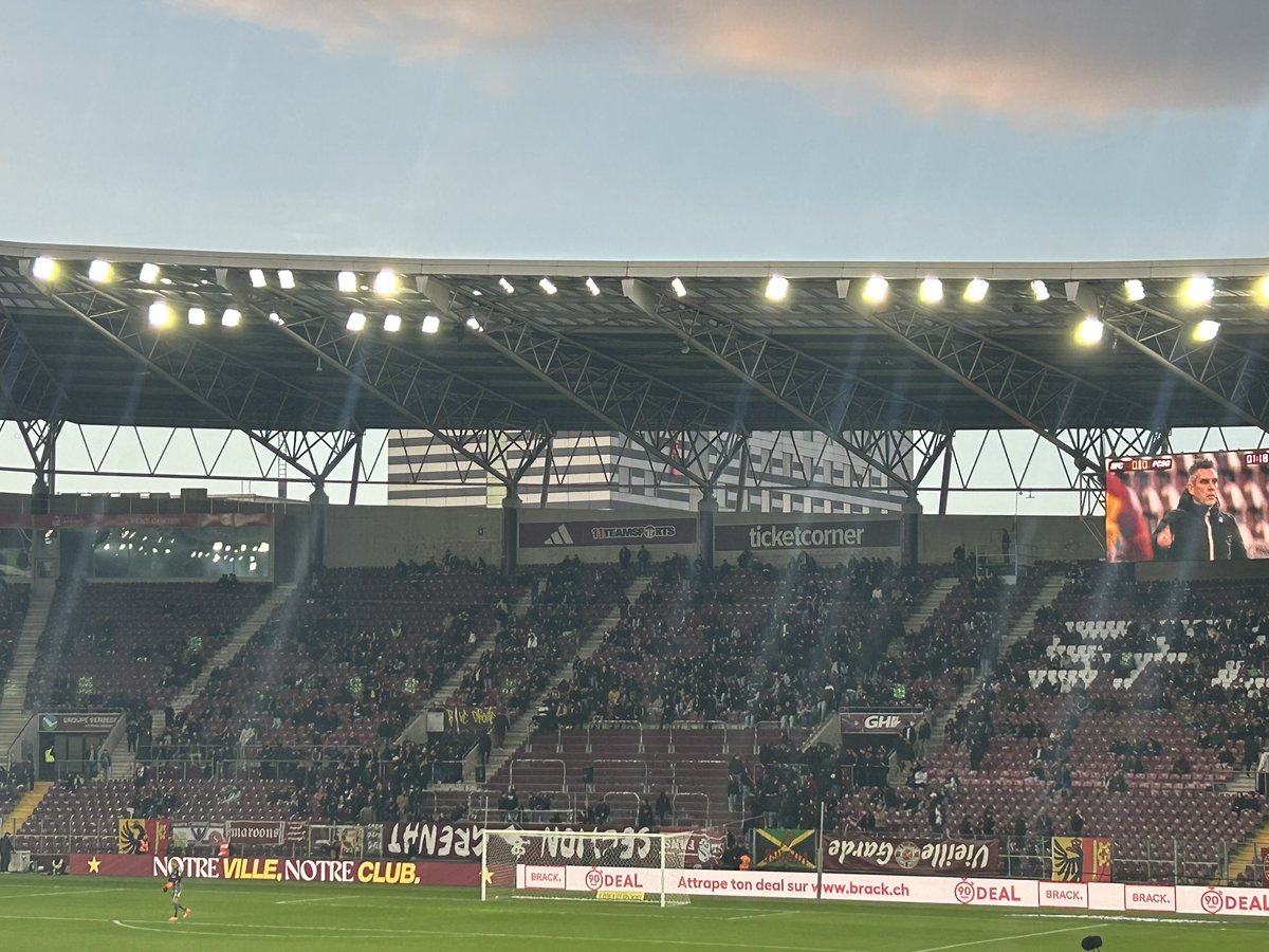 zakaria697fcb's tweet image. La Section Grenat, en grève a retourné sa bâche juste après le coup d’envoi et a déserté son secteur. #SFCFCSG #SG88