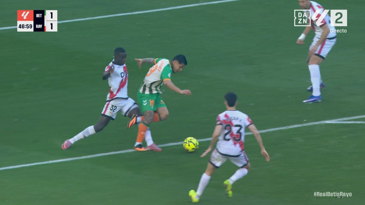 Pregunta, ¿si el pie está pisando la línea es penalti? #pregunta #var