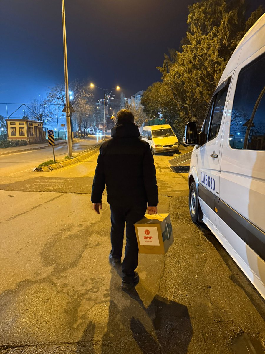 MHP Ataşehir İlçe Başkanlığı olarak, mübarek Ramazan ayında sofralara destek olmak; dayanışma ve paylaşma ruhunu yaşatmak amacıyla Ataşehir ilçemizin mahallelerinde yaşayan ihtiyaç sahibi vatandaşlarımıza Ramazan kolisi, alışveriş kartı ve nakdi yardım ulaştırıyoruz. Mübarek ayda