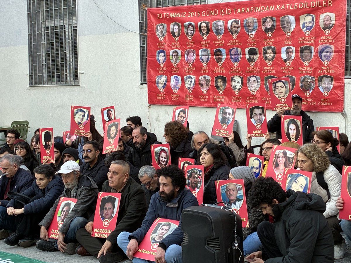 Dün Rojava Devrimi’ni savundukları için katledilen 33 yoldaşımız için, Suruç Katliamı’nın 127. ayında Halitağa’daydık.

Halkların ortak mücadelesini, katliamlarla susturmak isteyenlere karşı
#DirenenlerKazanacak