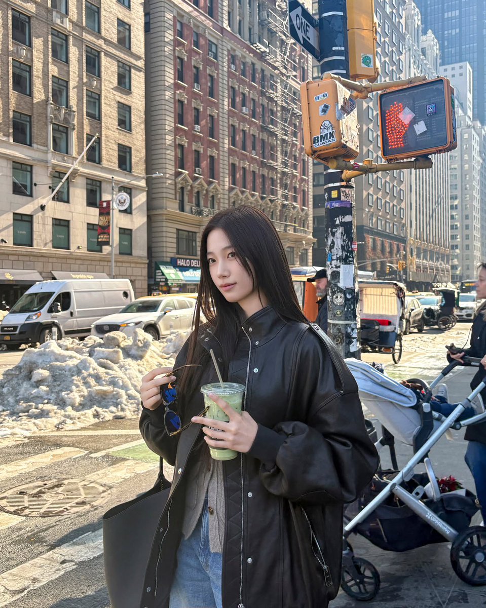 SWANKAZUHA_TH's tweet image. [📸 —  @.zuhazana #จือฮะจี] 260215

“🚕🗽✨
@.khaite #KhaiteFW26 #NYFW”

#KAZUHA #카즈하 #中村一葉 #カズハ
#LE_SSERAFIM #르세라핌 #ルセラフィム