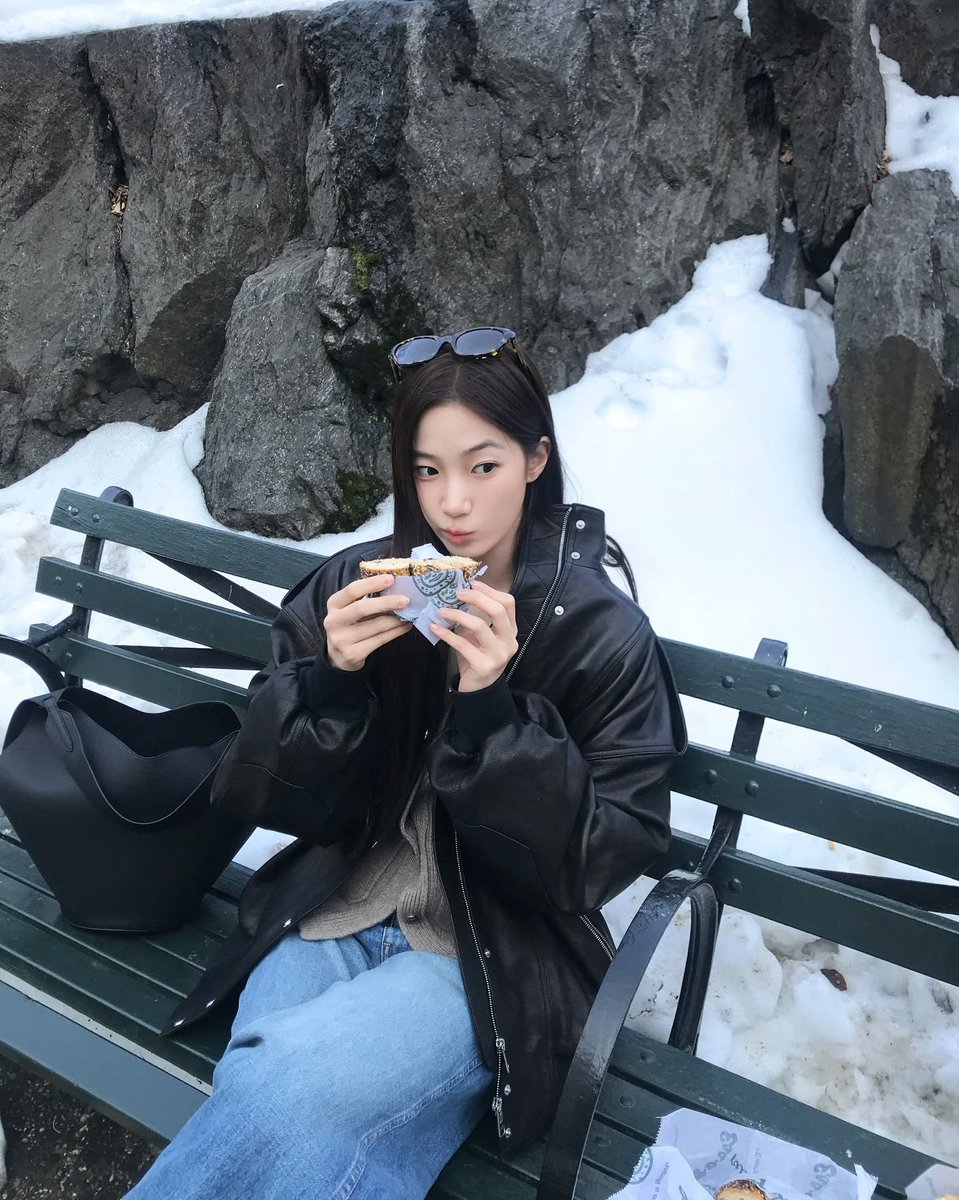 SWANKAZUHA_TH's tweet image. [📸 —  @.zuhazana #จือฮะจี] 260215

“🚕🗽✨
@.khaite #KhaiteFW26 #NYFW”

#KAZUHA #카즈하 #中村一葉 #カズハ
#LE_SSERAFIM #르세라핌 #ルセラフィム