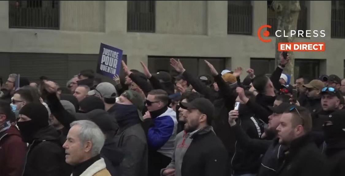 rebellyon_info's tweet photo. [MàJ] Des contre manifestant·es sont venu·es pour gueuler des slogans. Il y avait un gros service d’ordre qui a fait en sorte que "personne ne sorte du rang" côté fafs. On a vu quand mme pas mal de saluts nazis, tt le monde a pas écouté Aliette visiblment https://t.co/lBb9fN3fVv