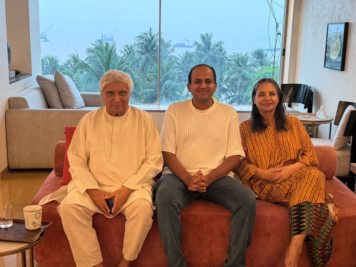 Surrounded by intellect and artistry of the highest order - the peerless <a href="/AzmiShabana/">Azmi Shabana</a> ji and the inimitable <a href="/Javedakhtarjadu/">Javed Akhtar</a> ji!
