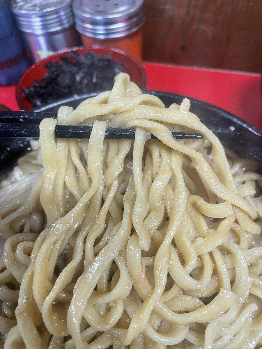 DankichiMen's tweet photo. 26-29
ラーメン二郎新潟店
ラーメン大NAK生たまご岩のり
10月以来🚗トッピング増えてんな
相変わらずの脳天直撃濃厚スープ🤯野菜と豚を平らげ、ワシワシ麺をひたすらすする
中盤、岩海苔をガッと投入。磯感が脂と混ざると、燕三条の背脂チャッチャ系のように🌊塩分の攻撃力が凄い👍
朝からひいひい完食 https://t.co/MZWybFrFiw