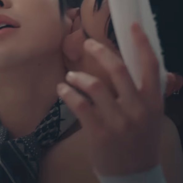 ไม่เห็นบอกห้องนี้มีแวมไพร์ด้วย ฮรุกกกกก 🦇🦇🦇

RELOVED THE SERIES OTHERWISE US
#RELOVED_OtherwiseUS