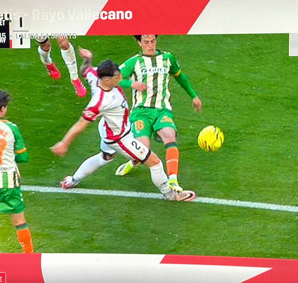 Falta fuera del área y amarilla… #RealBetisRayo