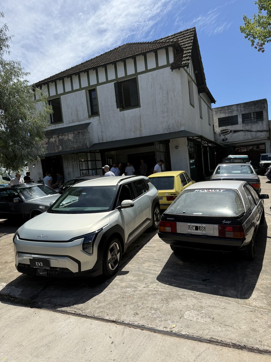 #EstoPasaAhora
🔹República de Béccar (BsAs): Nuevo sábado de café, medialunas y autos en el Autojumble Béccar.
🔹El Cars&amp;Coffee de Tito Barreiro ahora sumó la liturgia de “asados fierreros”.
🔹Más: autoblog.com.ar/twitter-autos-…